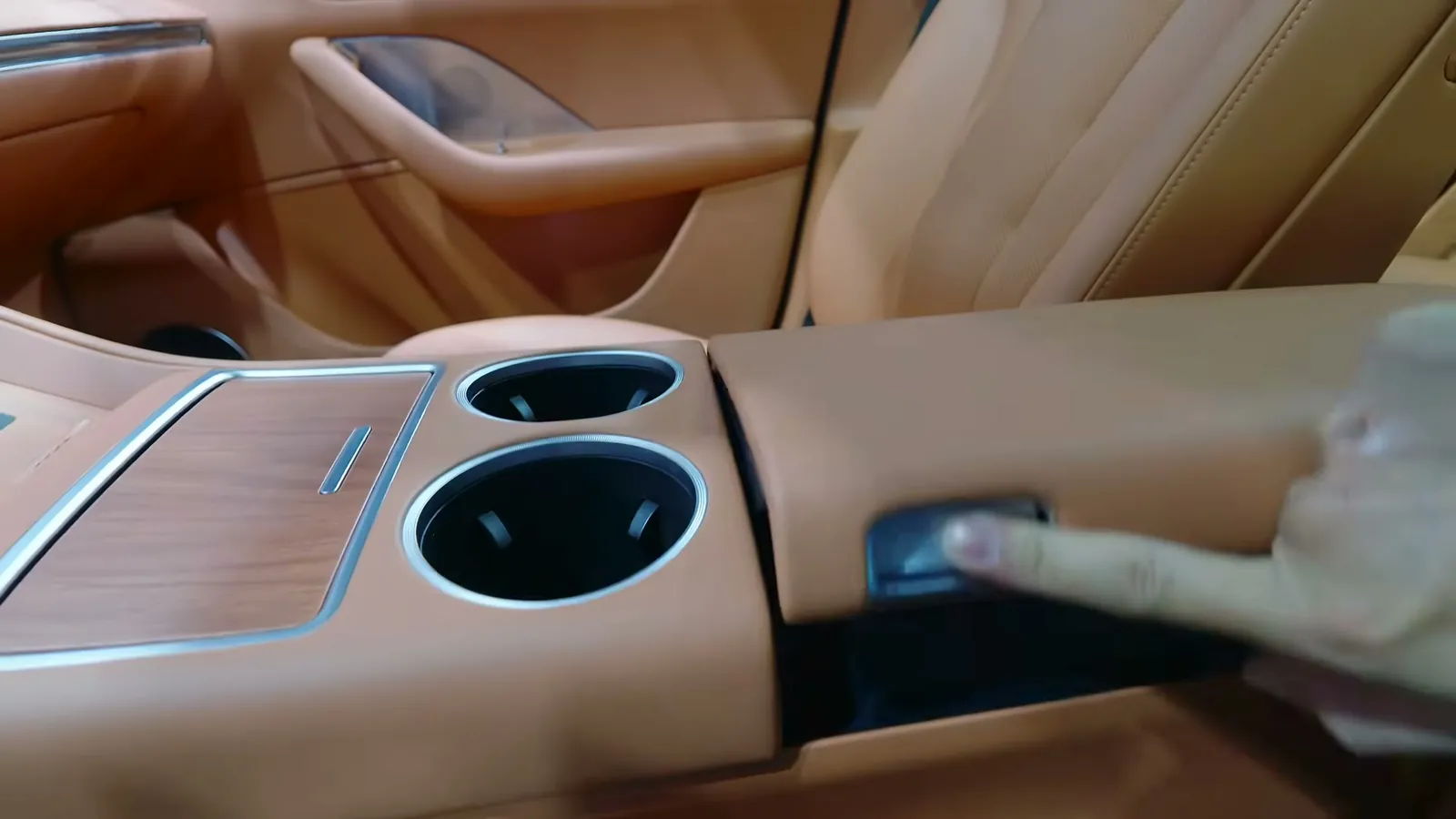 Centre console of the Luxeed R7 with cup holders, wood-look trim and rear armrest