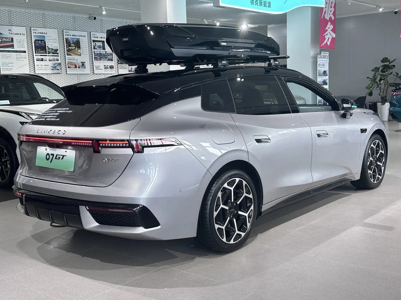 سيارة Lynk & Co 07 GT ستيشن هجينة قابلة للشحن