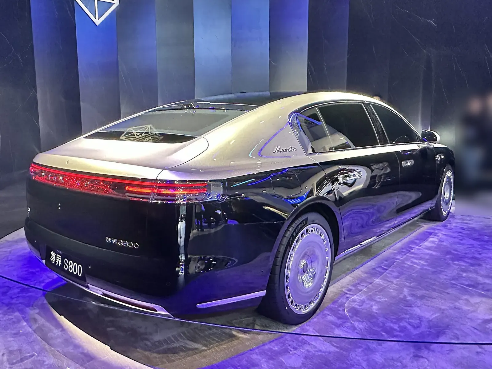 Maextro S800, rear three-quarter view