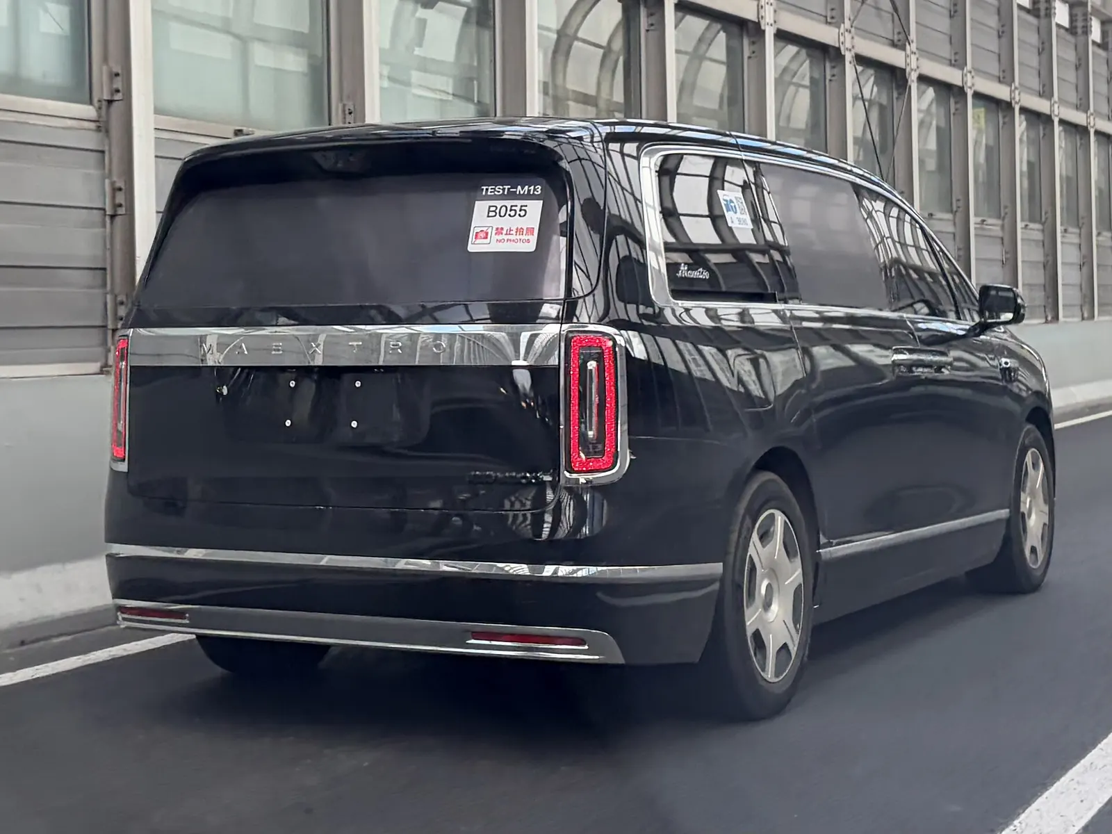 منظر ثلاثي الأرباع من الخلف لسيارة Maextro V800 سوداء متعددة الأغراض