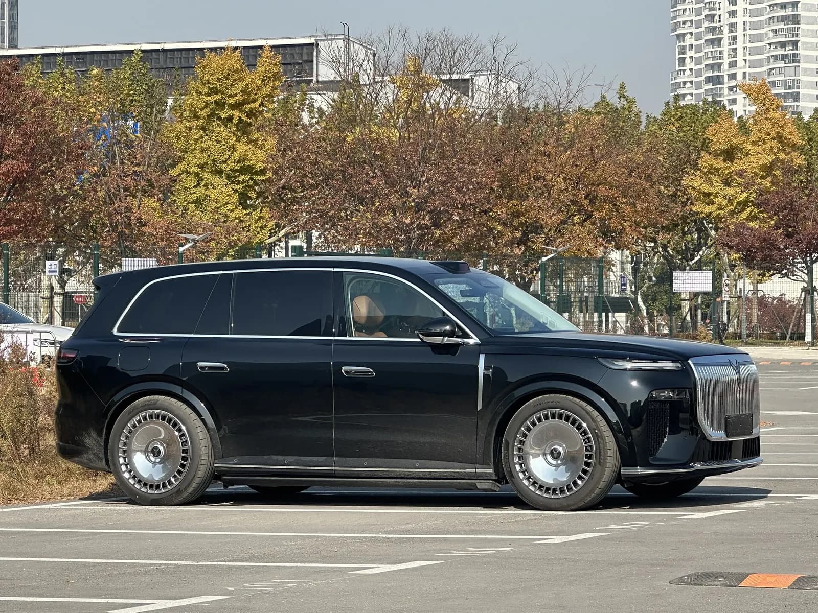 منظر جانبي لسيارة Voyah Taishan SUV كاملة الحجم سوداء بشبك أمامي كرومي