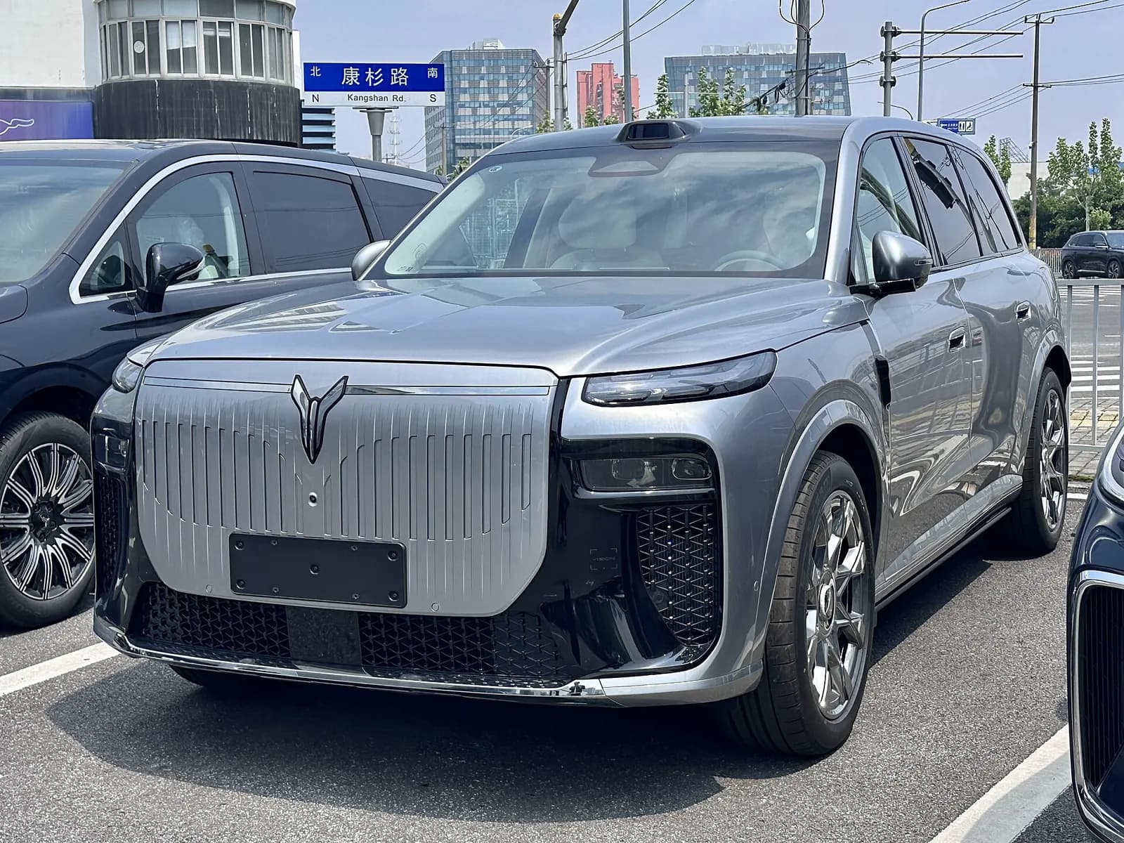 منظر أمامي لسيارة Voyah Taishan X8 SUV رمادية في موقف سيارات