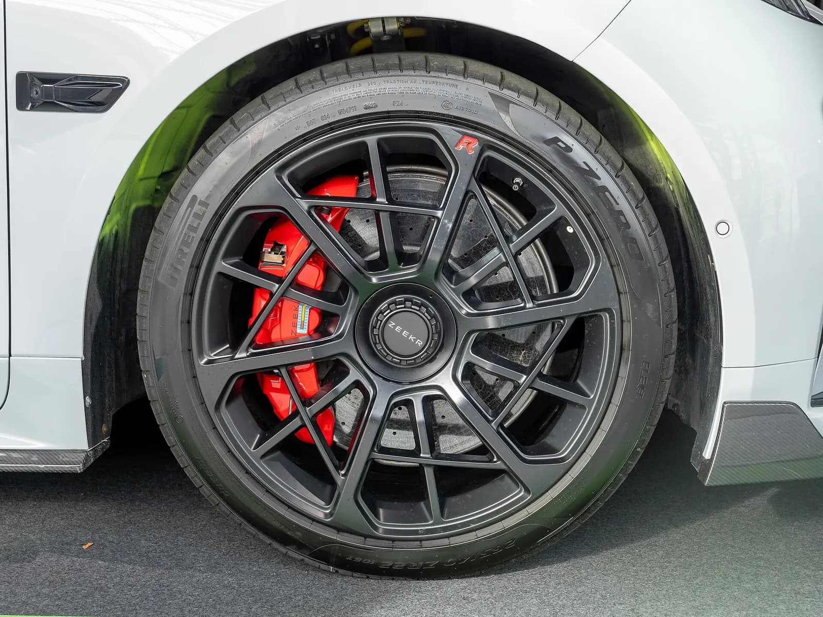Détail de la roue et du frein de la Zeekr 001 FR