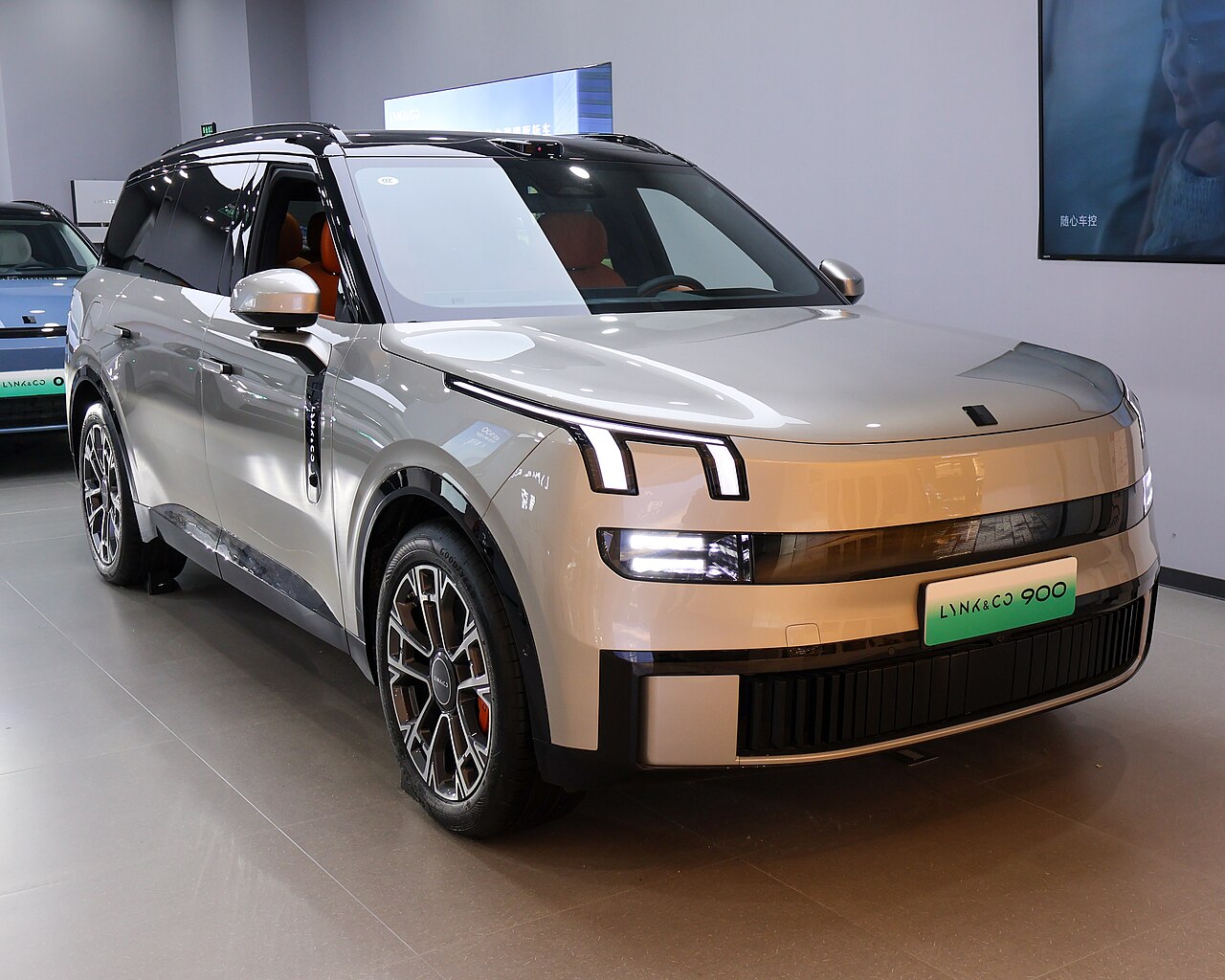 Lynk & Co 900 الأمام