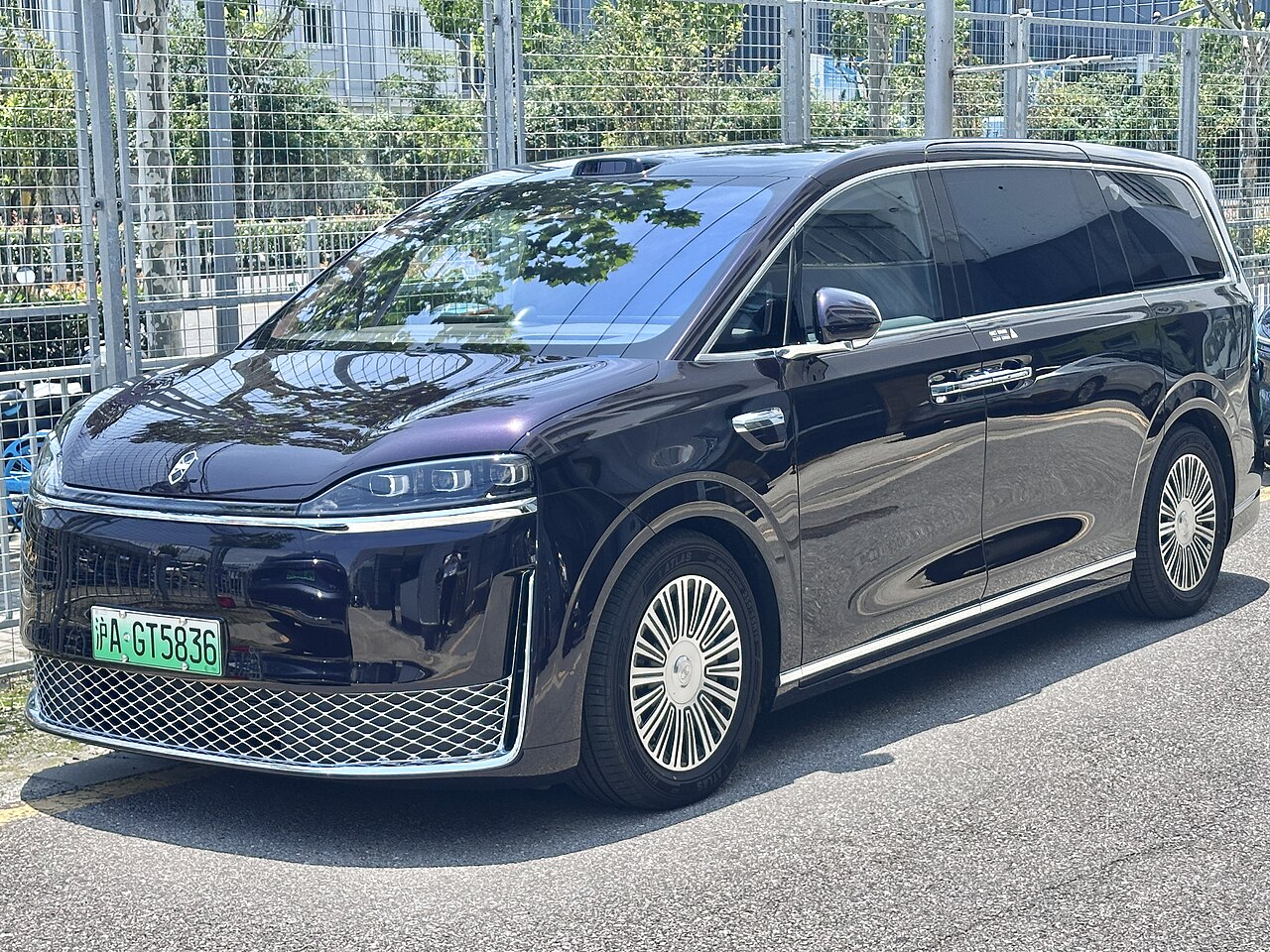 Luxeed V9 الأمام